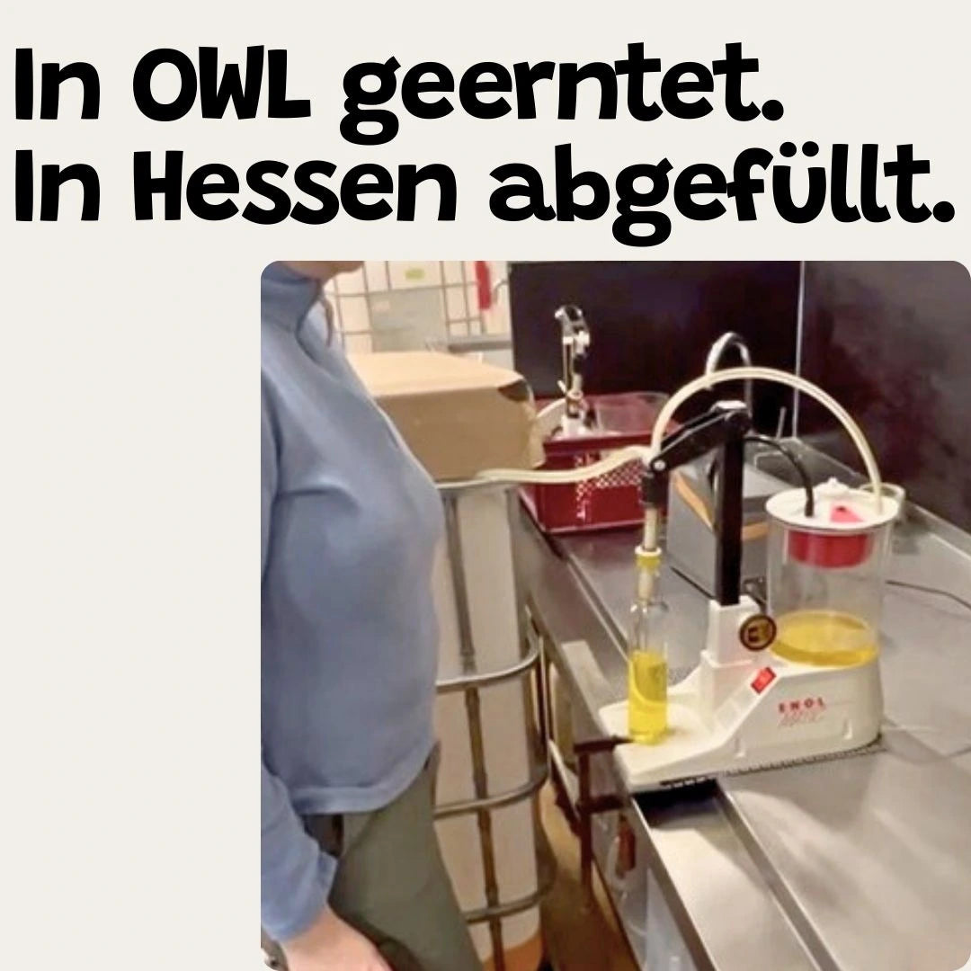 Schonende Handabfüllung des ungefilterten Sonnenblumenöls. Regional geerntet und frisch in Flaschen abgefüllt