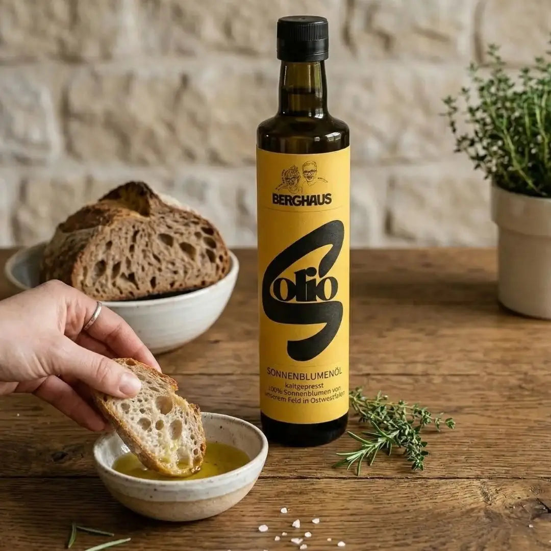 Frisches Brot in goldenes Sonnenblumenöl dippen. Pur genießen direkt vom Erzeuger aus OWL.