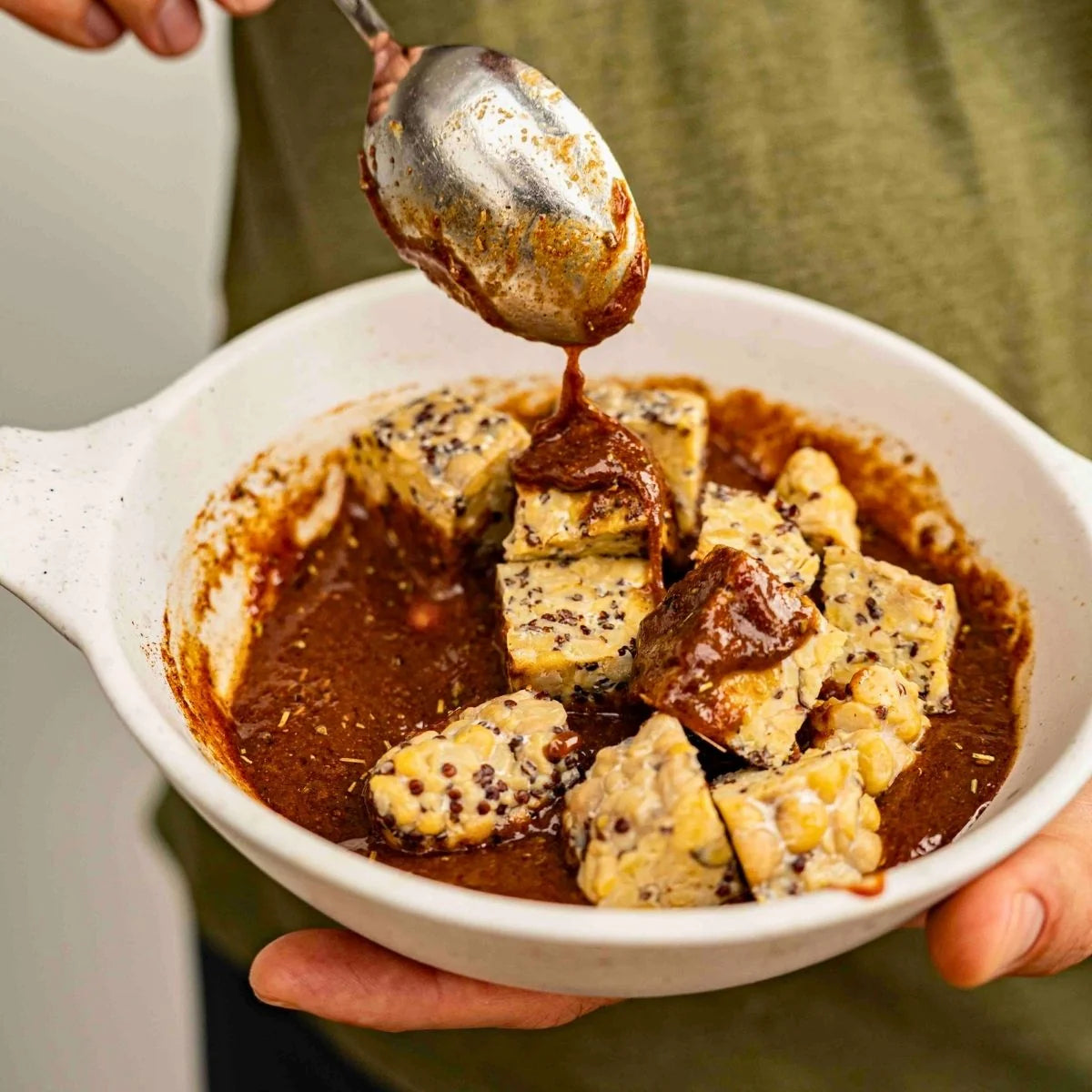 Luca mariniert Bio Kichererbse-Quinoa-Tempeh für nussigen Geschmack.