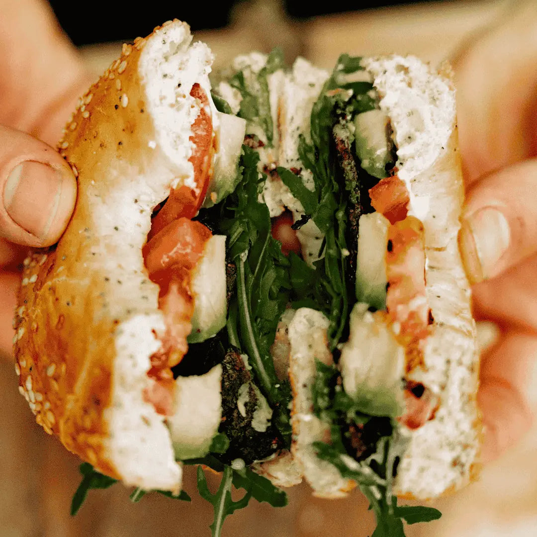 Frisch belegter Bagel mit Bio Tempeh. Die pflanzliche Alternative als Brotbelag.