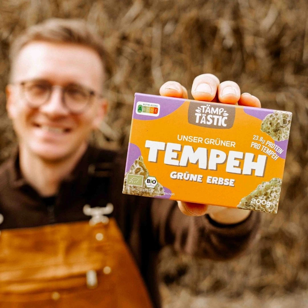 Bio-Tempeh Grüne Erbse. 24g Eiweiß, traditionell fermentiert in unserer Manufaktur in Ostwestfalen.