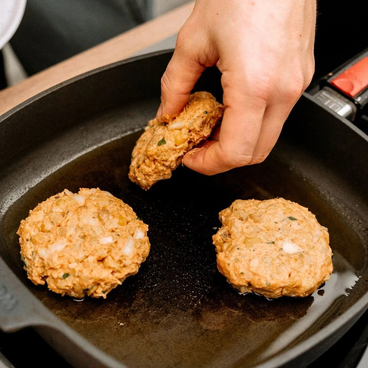 Bio Tempeh Frikadellen in der Pfanne goldbraun anbraten.