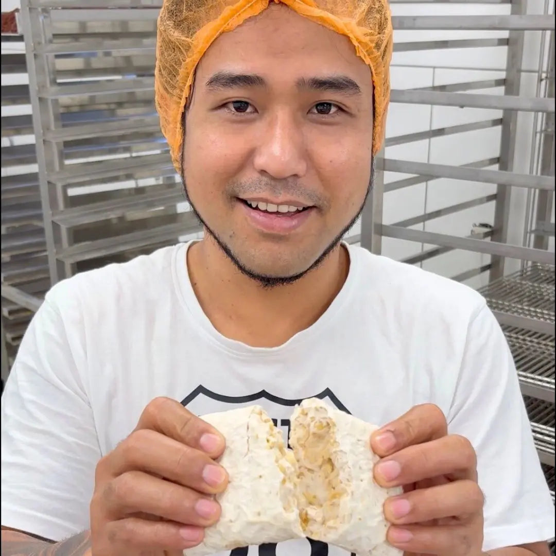 Bram prüft die bissfeste Konsistenz von Soja Bio Tempeh in der Produktion.