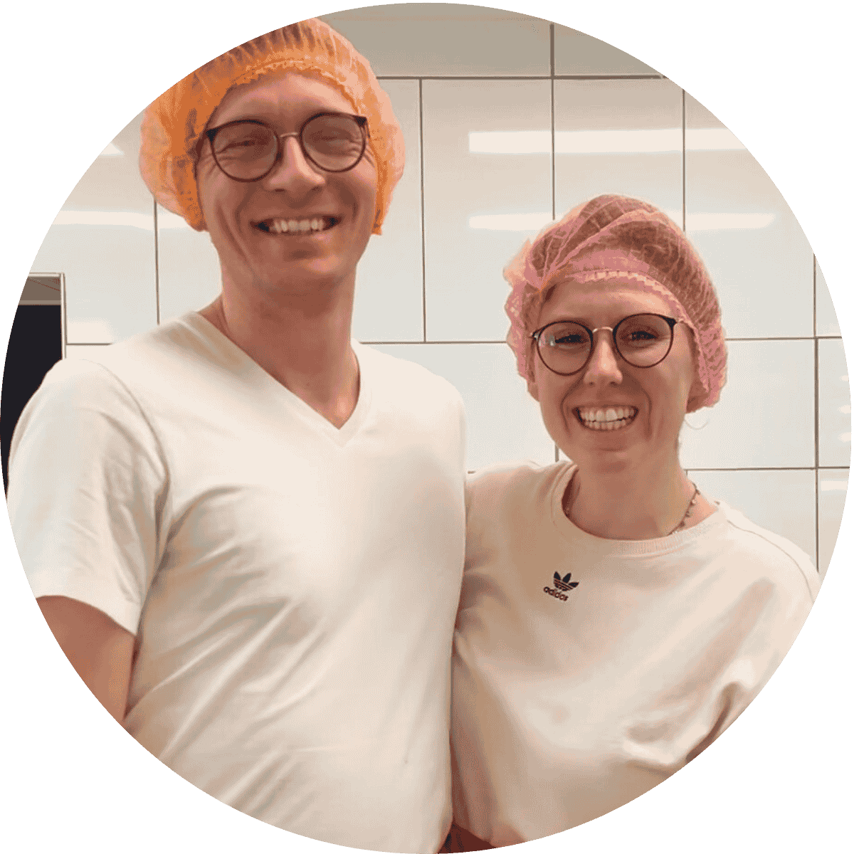 Das Gründer-Duo Jana und Luca bei der TÄMPTÄSTIC Bio Tempeh Produktion in ihrer Produktion.