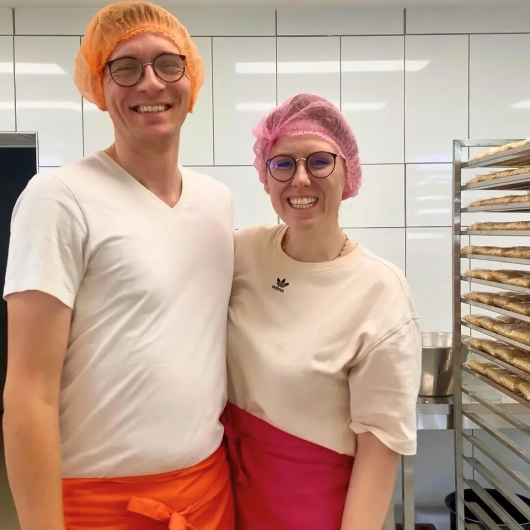 Jana und Luca bei der Bio Tempeh Produktion in der eigenen Manufaktur.