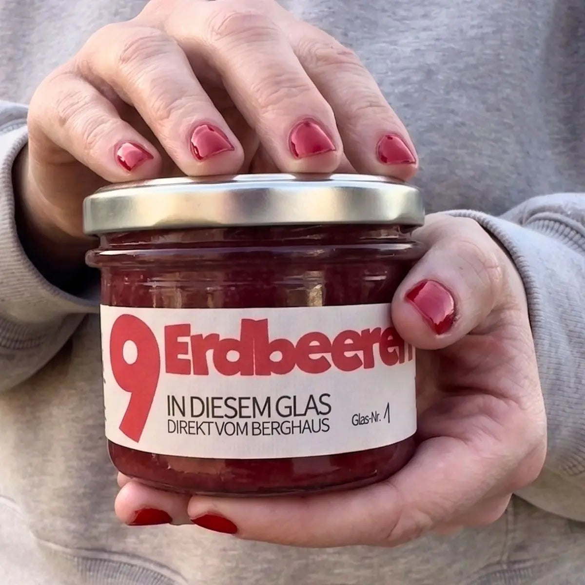 Ein Glas der handgemachten Berghaus „9 Erdbeeren“ Marmelade aus Ostwestfalen.