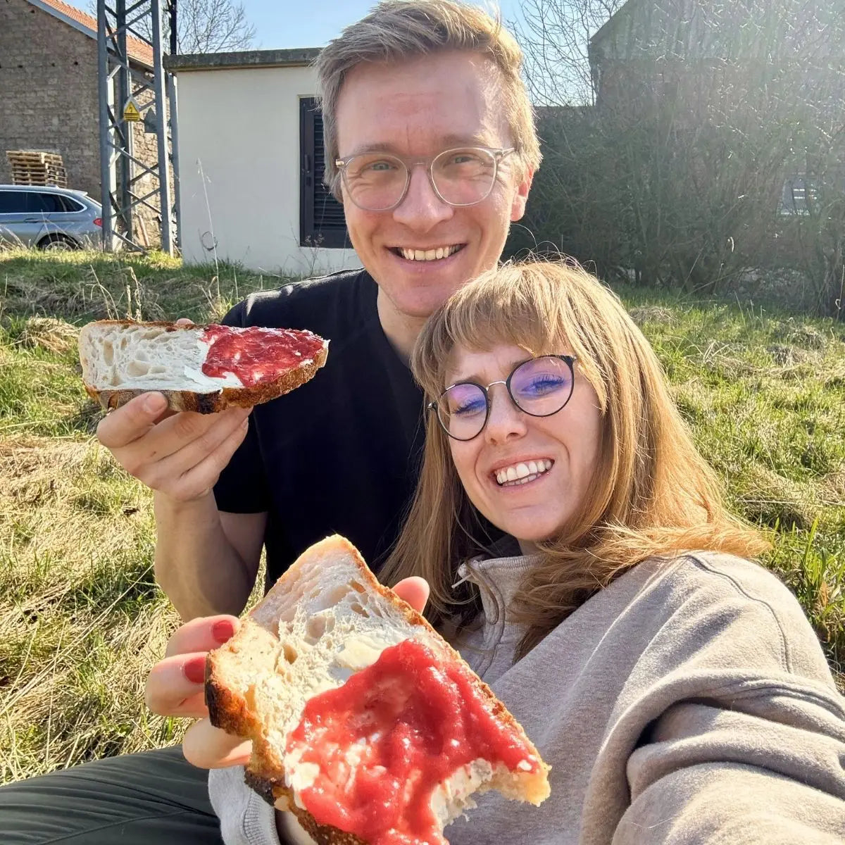 Luca und Jana mit frischem Brot mit roter Berghaus Erdbeermarmelade.