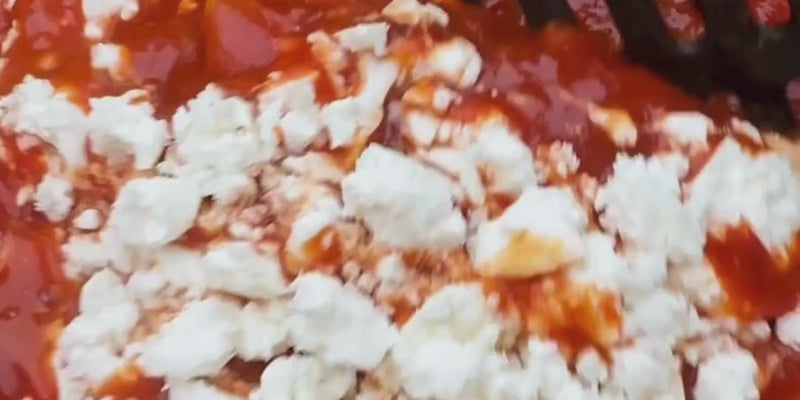 Bio Tempeh wird lecker mit Sauce und Feta in der Pfanne zubereitet.