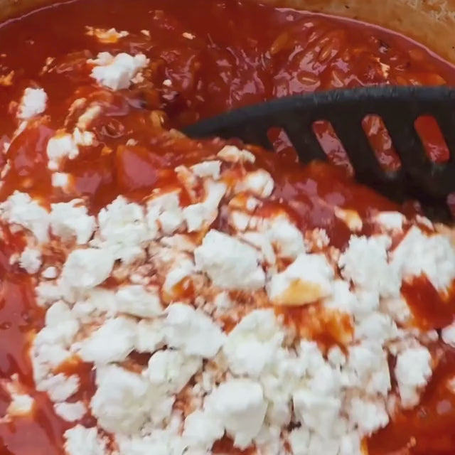 Inspiration für dein Lieblingsessen: Bio Tempeh mit Feta und Sauce.