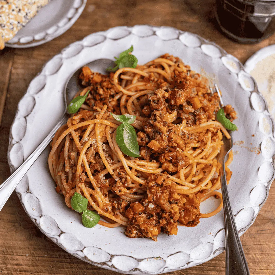 Herzhafte Bio Tempeh Bolognese auf Spaghetti, die satt macht.