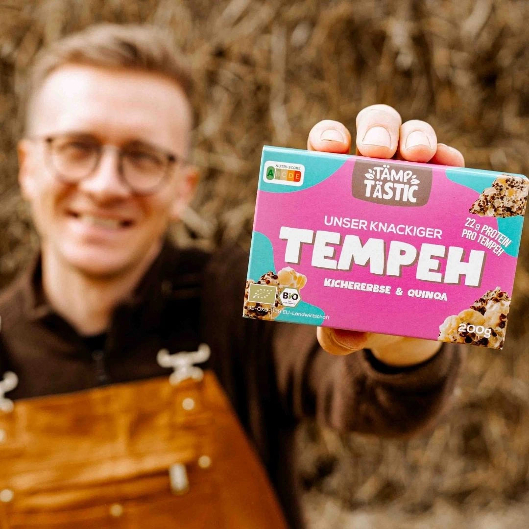 Bio-Tempeh Kichererbse & Quinoa. 22g Eiweiß, traditionell fermentiert in unserer eigenen Manufaktur in Ostwestfalen.